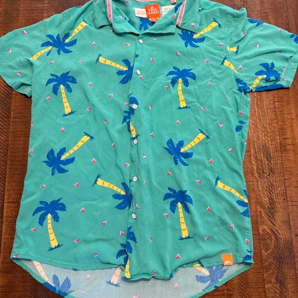 Free Planet Palm Tree Full Button Short Sleeved Shirt Mens Medium Hawaiian Style